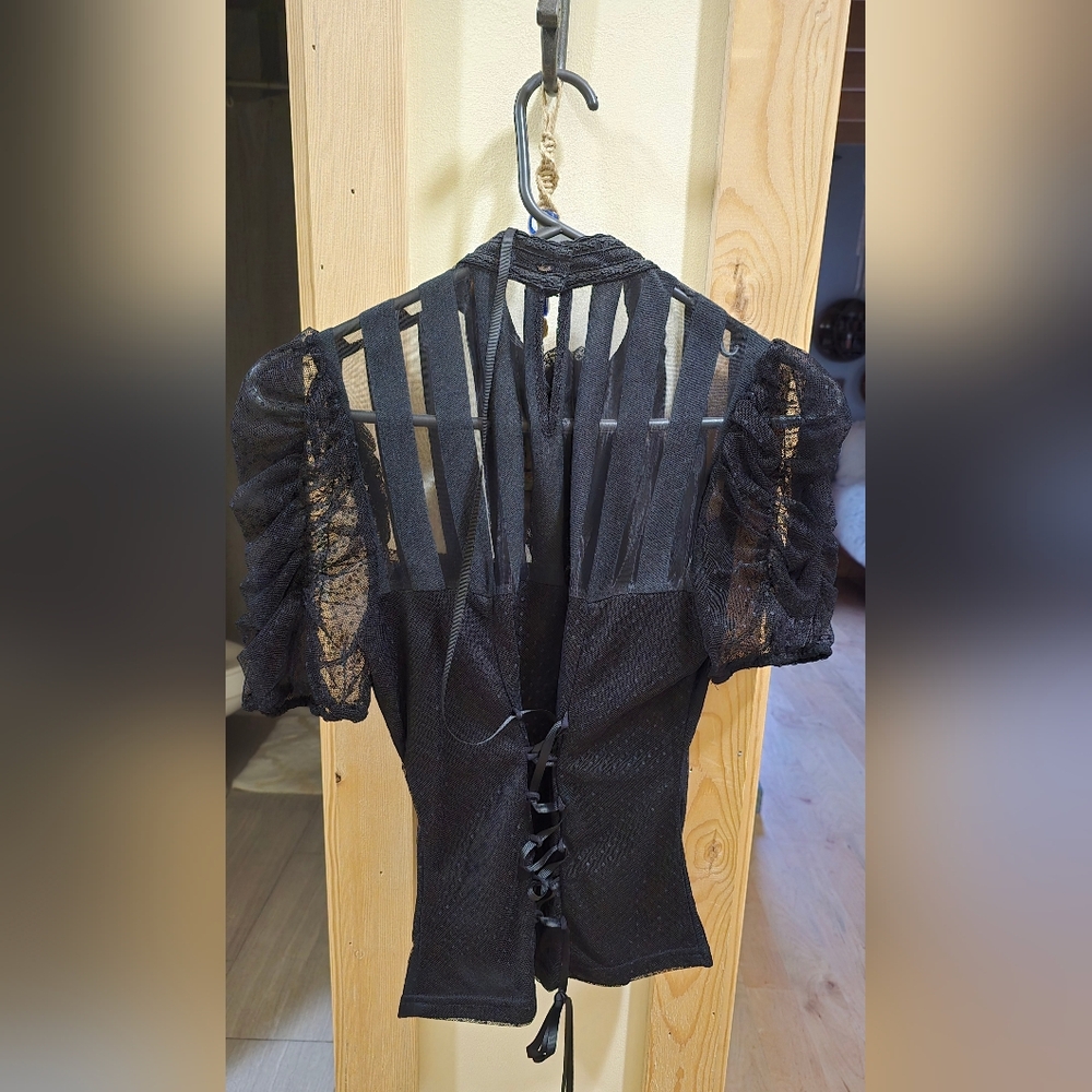 Chic Black Lace Blouse with Brooch - Picture 4 of 6